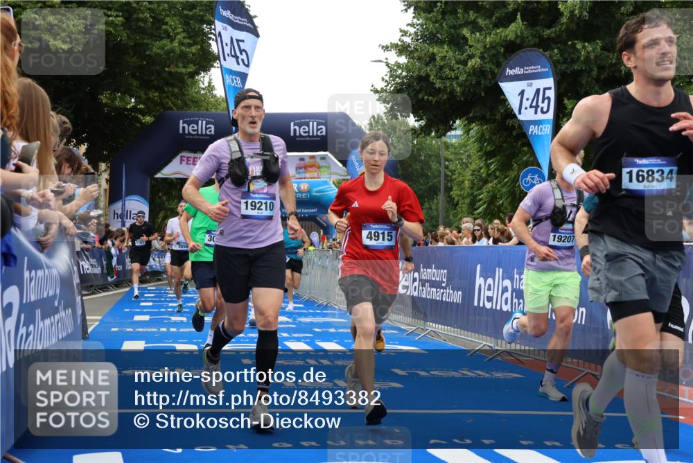 29.06.2025 - hella hamburg halbmarathon Strokosch-Dieckow http://msf.ph/oto/8493382 29.06.2025 10:44:48 Ziel 1941, 2098, 2890, 2970, 3004, 3098, 3785, 4270, 4425, 4915, 7056, 7167, 7325, 9030, 9720, 12161, 15185, 15233, 16834, 17251, 17382, 17406, 18631, 19207, 19210 meine-sportfotos.de