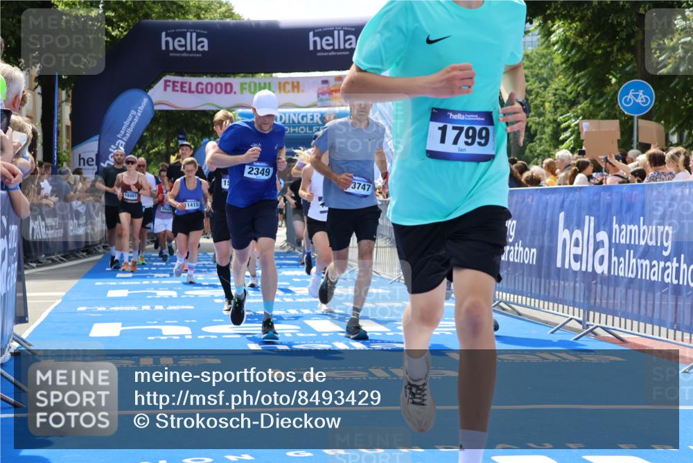 29.06.2025 - hella hamburg halbmarathon Strokosch-Dieckow http://msf.ph/oto/8493429 29.06.2025 11:31:29 Ziel 1237, 1799, 2325, 2349, 2944, 3848, 5223, 6103, 6228, 8149, 9125, 9206, 9478, 9514, 9750, 10800, 11139, 11415, 12136, 13316, 13464, 13747, 14451, 15044, 16143, 17317, 17932, 18743 meine-sportfotos.de