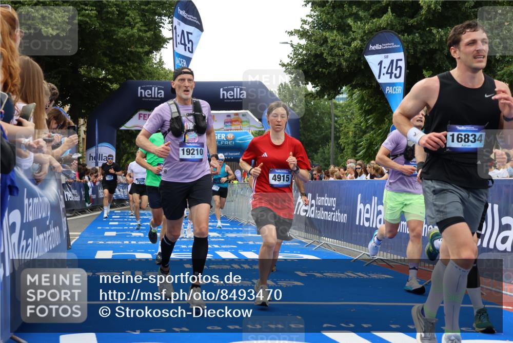 29.06.2025 - hella hamburg halbmarathon Strokosch-Dieckow http://msf.ph/oto/8493470 29.06.2025 10:44:48 Ziel 1941, 2098, 2890, 2970, 3004, 3098, 3785, 4270, 4425, 4915, 7056, 7167, 7325, 9030, 9720, 12161, 15185, 15233, 16834, 17251, 17382, 17406, 18631, 19207, 19210 meine-sportfotos.de