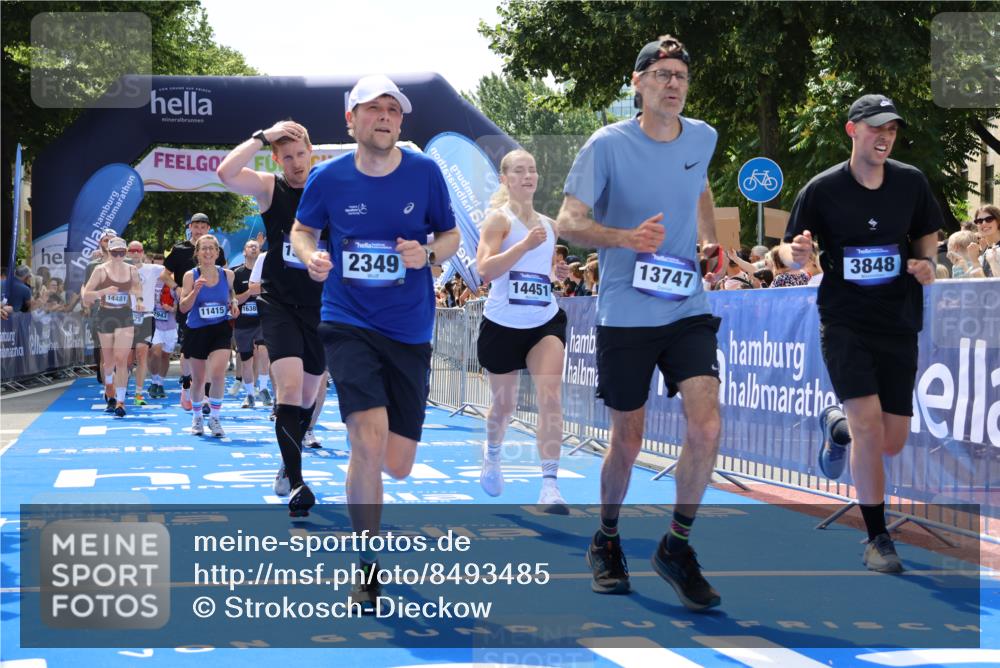 29.06.2025 - hella hamburg halbmarathon Strokosch-Dieckow http://msf.ph/oto/8493485 29.06.2025 11:31:30 Ziel 1237, 1799, 2325, 2349, 2943, 2944, 3617, 3848, 5223, 6103, 6228, 8149, 9125, 9206, 9478, 9514, 9750, 10800, 11139, 11415, 12136, 13316, 13747, 14451, 15044, 16143, 16383, 17317, 17932, 18743 meine-sportfotos.de