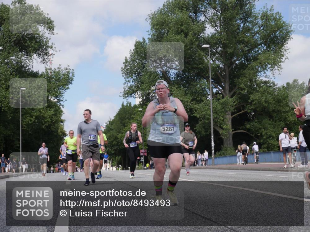 29.06.2025 - hella hamburg halbmarathon Luisa Fischer http://msf.ph/oto/8493493 29.06.2025 11:34:33 Kennedybrücke 7083, 9170, 9599, 5281, 11319, 5281, 6929, 7047, 7048, 9170, 9599 meine-sportfotos.de
