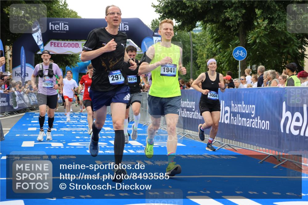 29.06.2025 - hella hamburg halbmarathon Strokosch-Dieckow http://msf.ph/oto/8493585 29.06.2025 10:44:46 Ziel 1941, 2098, 2970, 3004, 3098, 3785, 4270, 4425, 4915, 7056, 7167, 7325, 9720, 12161, 15185, 15233, 16834, 17251, 17406, 18437, 18631, 19207, 19210 meine-sportfotos.de