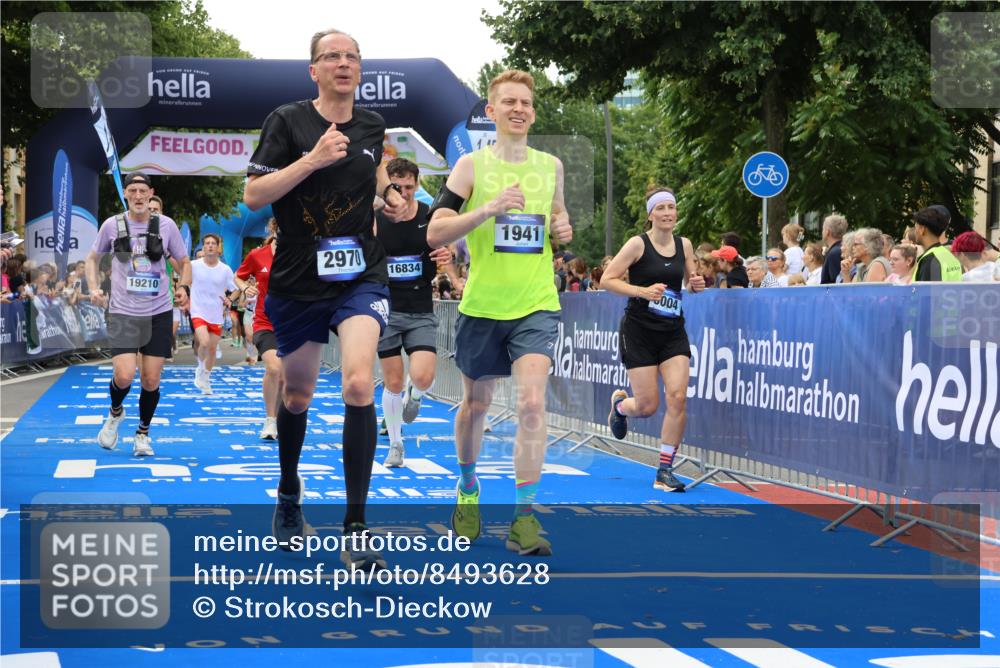 29.06.2025 - hella hamburg halbmarathon Strokosch-Dieckow http://msf.ph/oto/8493628 29.06.2025 10:44:46 Ziel 1941, 2098, 2970, 3004, 3098, 3785, 4270, 4425, 4915, 7056, 7167, 7325, 9720, 12161, 15185, 15233, 16834, 17251, 17406, 18437, 18631, 19207, 19210 meine-sportfotos.de