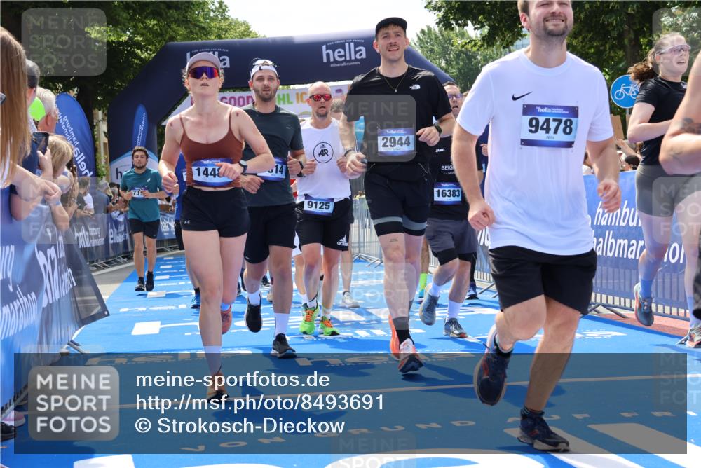 29.06.2025 - hella hamburg halbmarathon Strokosch-Dieckow http://msf.ph/oto/8493691 29.06.2025 11:31:34 Ziel 1093, 1799, 2325, 2349, 2943, 2944, 3286, 3617, 3848, 6103, 6228, 7314, 9125, 9206, 9478, 9514, 9750, 11139, 11415, 13747, 14451, 14599, 15044, 16124, 16143, 16383, 17932, 19214 meine-sportfotos.de
