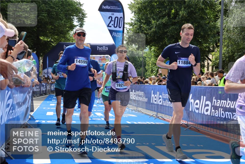 29.06.2025 - hella hamburg halbmarathon Strokosch-Dieckow http://msf.ph/oto/8493790 29.06.2025 11:31:37 Ziel 1093, 1844, 2325, 2943, 2944, 3286, 3617, 3848, 6103, 7314, 9125, 9206, 9478, 9514, 11139, 11415, 11656, 14451, 14599, 15044, 15147, 16124, 16383, 17517, 17664, 19214 meine-sportfotos.de