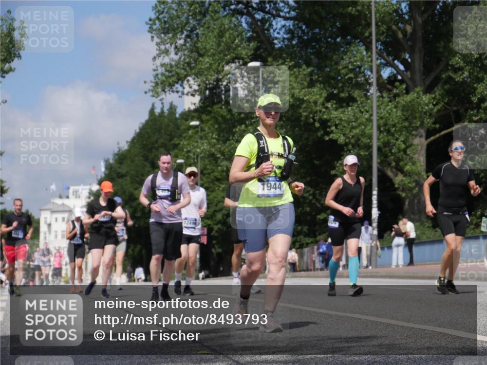 29.06.2025 - hella hamburg halbmarathon Luisa Fischer http://msf.ph/oto/8493793 29.06.2025 11:35:26 Kennedybrücke 12496, 1944, 304, 1944, 3703, 6025, 7805, 10497 meine-sportfotos.de