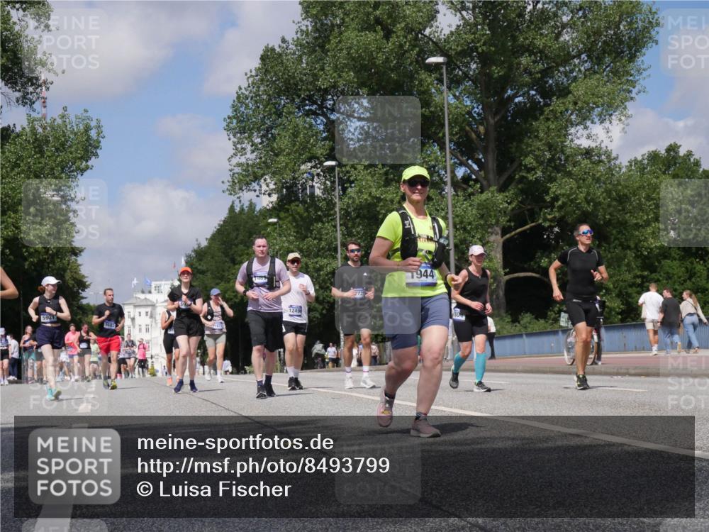 29.06.2025 - hella hamburg halbmarathon Luisa Fischer http://msf.ph/oto/8493799 29.06.2025 11:35:27 Kennedybrücke 5931, 1672, 12496, 725, 1944, 30, 1944, 3703, 5932, 6025, 7804, 7805, 10497 meine-sportfotos.de
