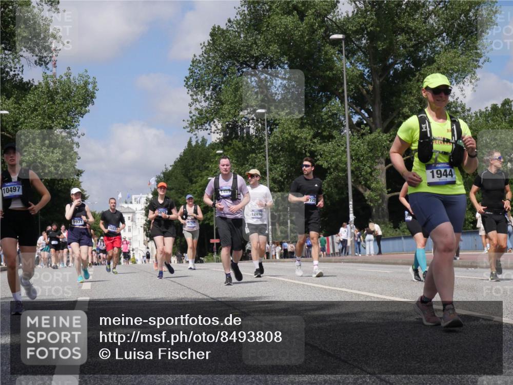 29.06.2025 - hella hamburg halbmarathon Luisa Fischer http://msf.ph/oto/8493808 29.06.2025 11:35:28 Kennedybrücke 10497, 5931, 56832, 5922, 11673, 488, 12496, 725, 314, 1944, 1944, 3703, 5931, 5932, 7804, 7805, 10497 meine-sportfotos.de