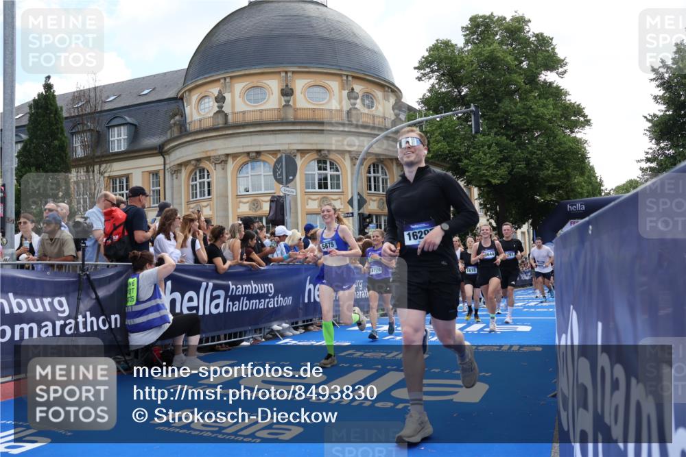 29.06.2025 - hella hamburg halbmarathon Strokosch-Dieckow http://msf.ph/oto/8493830 29.06.2025 11:45:55 Ziel 1618, 2491, 2976, 3216, 5355, 5875, 6200, 6379, 6680, 7073, 7585, 8560, 8674, 8811, 10001, 10644, 11244, 13773, 13877, 13902, 14776, 15318, 15551, 15762, 16002, 16258, 16297, 16360, 16632, 16837, 17122, 18280 meine-sportfotos.de