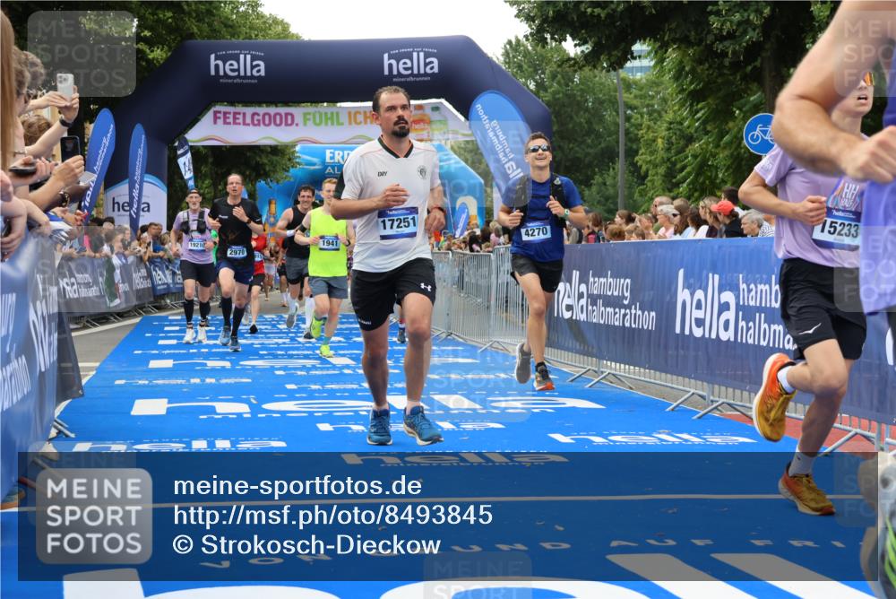 29.06.2025 - hella hamburg halbmarathon Strokosch-Dieckow http://msf.ph/oto/8493845 29.06.2025 10:44:44 Ziel 1782, 1941, 2098, 2970, 3004, 3098, 3785, 4270, 4915, 4991, 6490, 7056, 7167, 7325, 9720, 10669, 12161, 15185, 15233, 16834, 17251, 18107, 18437, 18464, 18868, 19206, 19207, 19210 meine-sportfotos.de