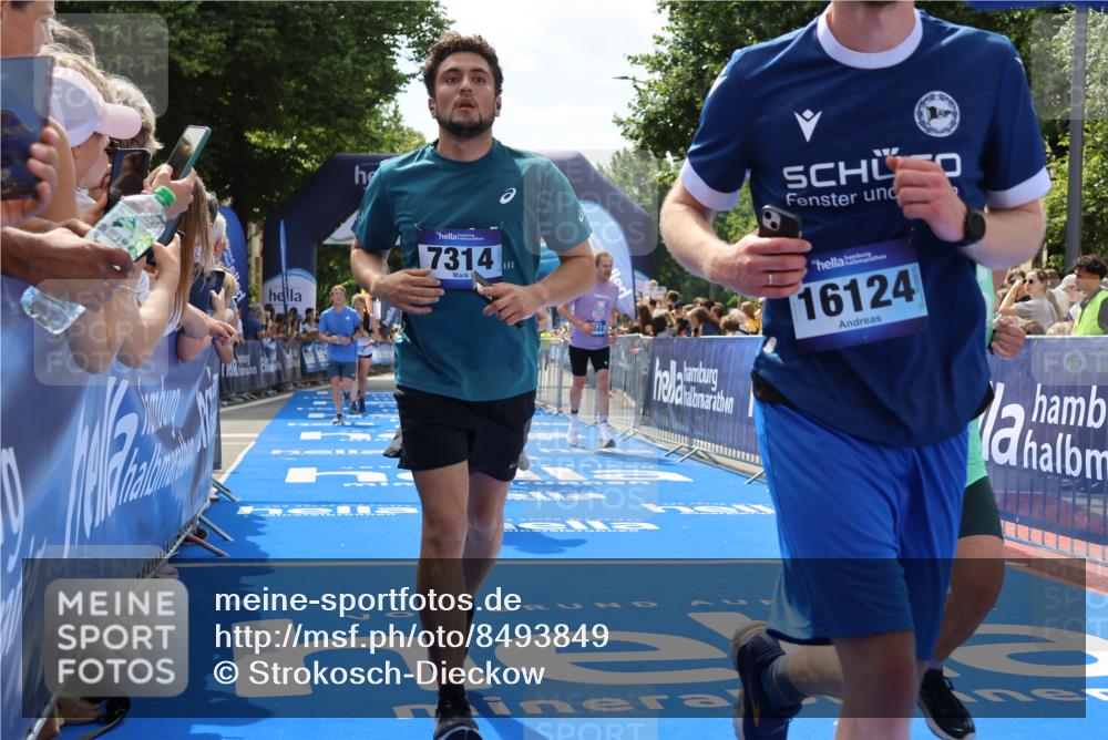 29.06.2025 - hella hamburg halbmarathon Strokosch-Dieckow http://msf.ph/oto/8493849 29.06.2025 11:31:39 Ziel 1093, 1844, 2000, 2325, 2943, 2944, 3286, 3617, 6103, 7314, 9125, 9206, 9478, 9514, 11139, 11415, 11656, 11665, 14599, 15147, 16124, 16383, 17517, 17664, 19214 meine-sportfotos.de