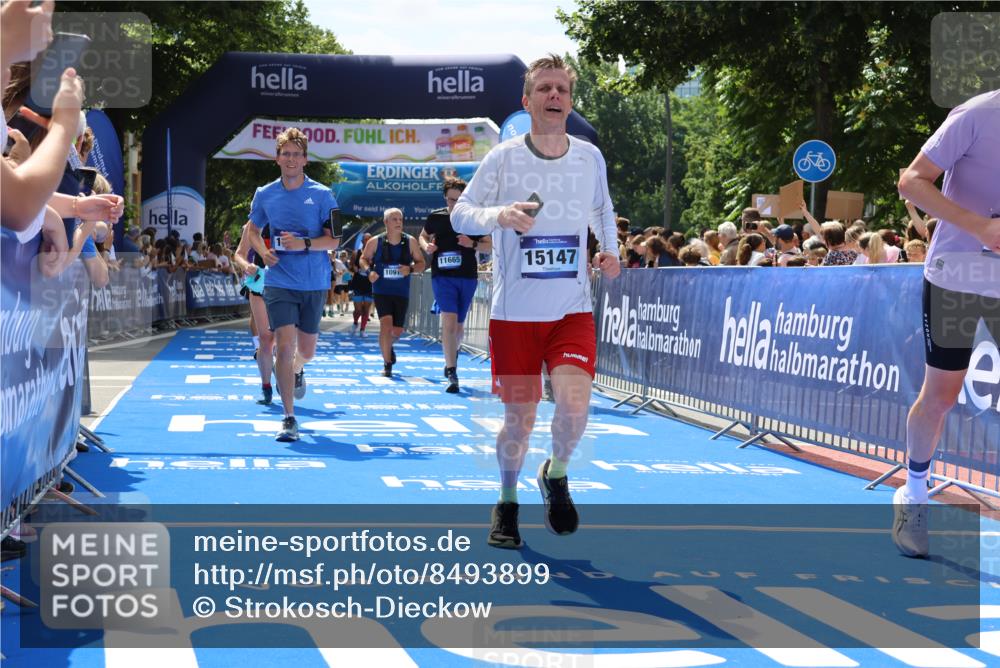 29.06.2025 - hella hamburg halbmarathon Strokosch-Dieckow http://msf.ph/oto/8493899 29.06.2025 11:31:42 Ziel 1093, 1844, 2000, 2325, 2943, 2944, 3286, 3617, 7314, 9125, 9206, 9514, 10917, 11656, 11665, 14599, 15147, 16124, 16383, 17509, 17517, 17664, 19214 meine-sportfotos.de