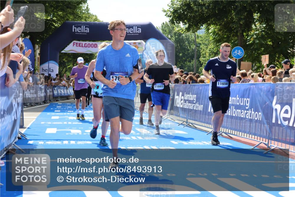 29.06.2025 - hella hamburg halbmarathon Strokosch-Dieckow http://msf.ph/oto/8493913 29.06.2025 11:31:43 Ziel 1093, 1844, 2000, 2080, 2943, 2944, 3286, 3617, 7314, 9125, 9514, 10917, 11656, 11665, 14479, 14599, 15147, 16124, 16383, 17509, 17517, 17664, 19214 meine-sportfotos.de