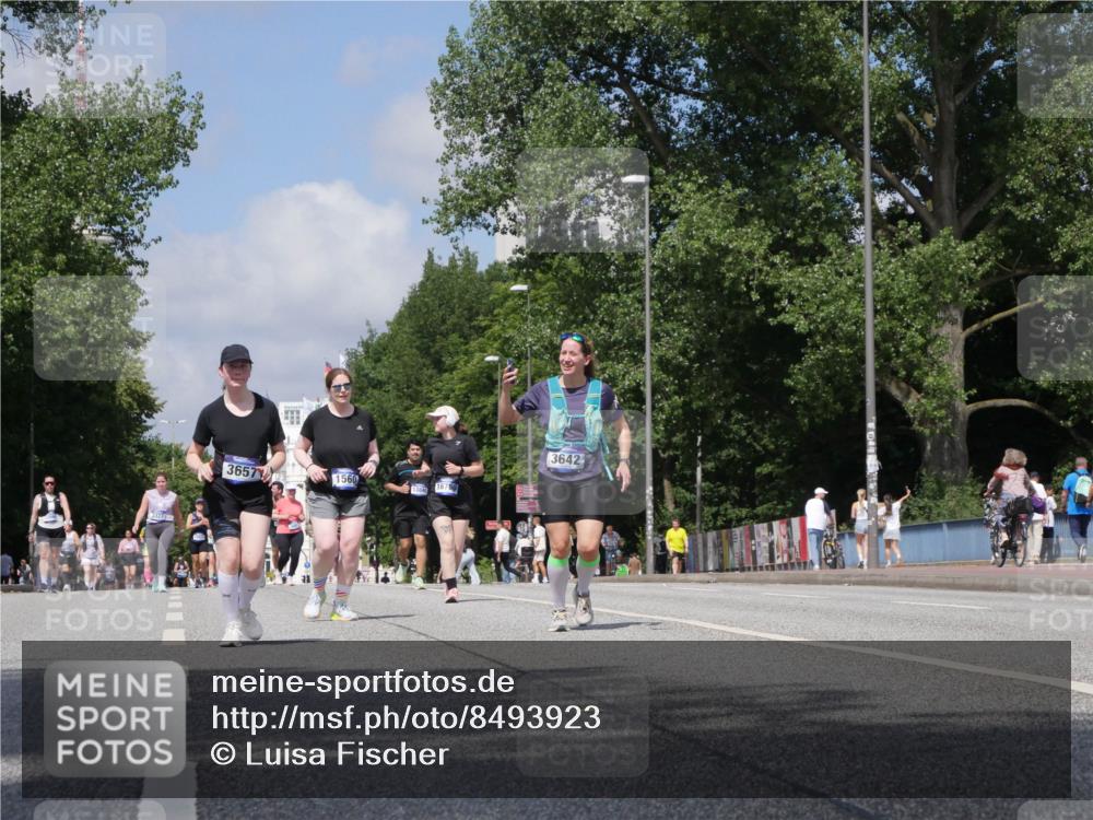 29.06.2025 - hella hamburg halbmarathon Luisa Fischer http://msf.ph/oto/8493923 29.06.2025 11:36:04 Kennedybrücke 3327, 3657, 1560, 16750, 3642, 1560, 3200, 3642, 3657, 9287 meine-sportfotos.de