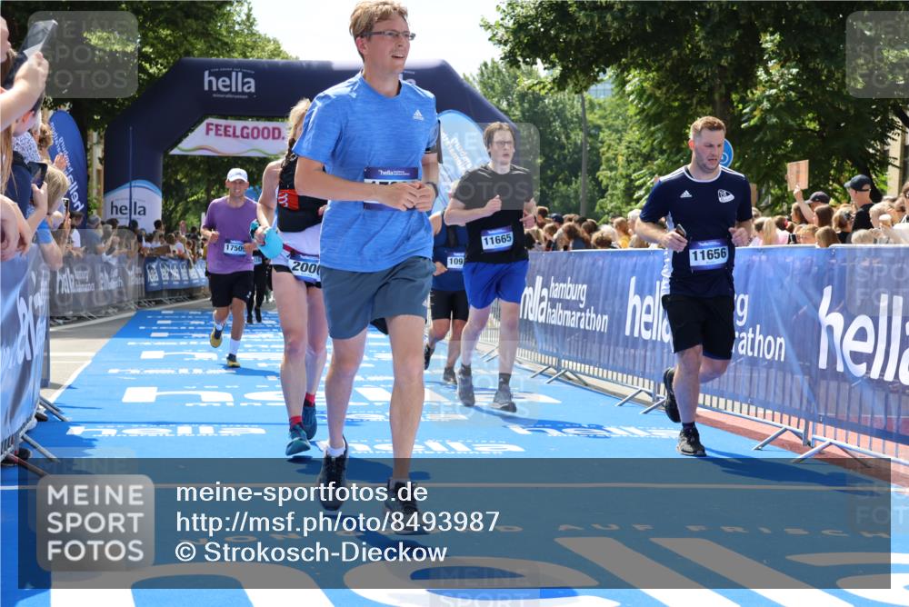 29.06.2025 - hella hamburg halbmarathon Strokosch-Dieckow http://msf.ph/oto/8493987 29.06.2025 11:31:44 Ziel 1093, 1844, 2000, 2080, 2943, 3286, 3617, 6626, 7314, 9995, 10917, 11656, 11665, 14479, 14599, 15147, 16124, 16383, 17509, 17517, 17664, 19214 meine-sportfotos.de