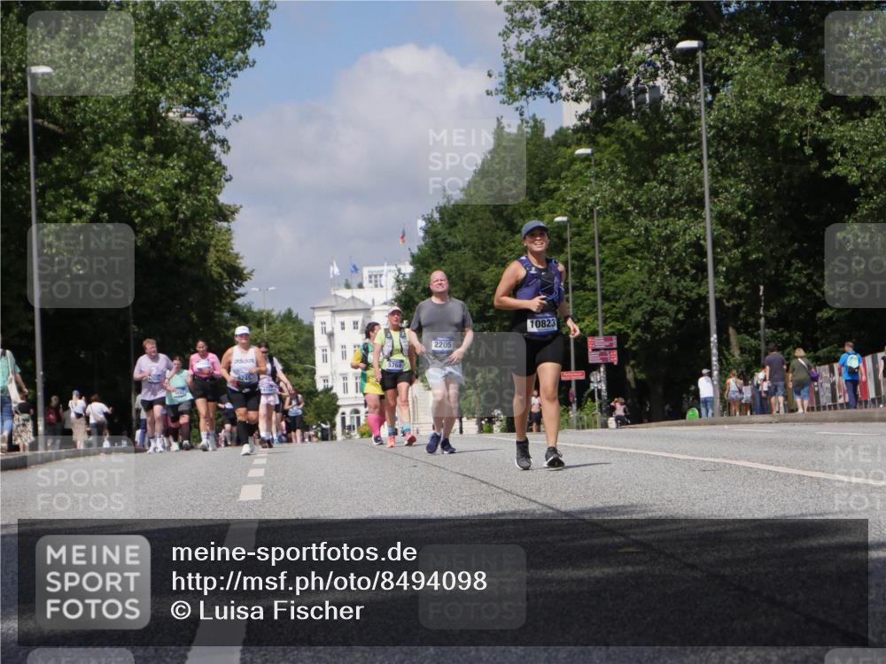29.06.2025 - hella hamburg halbmarathon Luisa Fischer http://msf.ph/oto/8494098 29.06.2025 11:36:23 Kennedybrücke 4562, 14154, 5768, 2205, 10823, 1486, 2126, 10823 meine-sportfotos.de