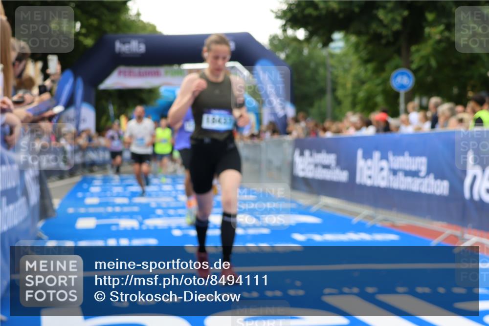 29.06.2025 - hella hamburg halbmarathon Strokosch-Dieckow http://msf.ph/oto/8494111 29.06.2025 10:44:41 Ziel 1782, 1941, 2365, 2402, 2970, 3004, 3785, 4270, 4915, 4991, 5476, 6490, 6495, 7325, 10669, 12711, 14351, 14798, 14816, 15185, 15233, 16224, 16834, 17251, 18107, 18437, 18464, 18539, 18560, 18868, 19206, 19207 meine-sportfotos.de