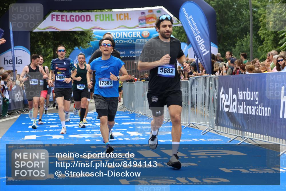 29.06.2025 - hella hamburg halbmarathon Strokosch-Dieckow http://msf.ph/oto/8494143 29.06.2025 10:42:10 Ziel 1441, 1903, 2675, 5682, 7765, 7865, 9365, 10216, 12098, 13709, 14811, 14899, 16626, 16660, 16677, 17182, 17363, 18772, 18802 meine-sportfotos.de