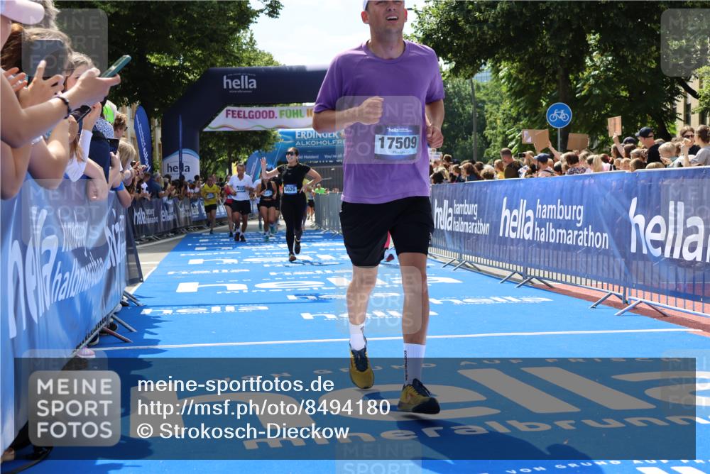 29.06.2025 - hella hamburg halbmarathon Strokosch-Dieckow http://msf.ph/oto/8494180 29.06.2025 11:31:47 Ziel 1844, 2000, 2080, 2569, 5012, 6626, 7344, 9995, 10341, 10917, 11656, 11665, 14479, 15147, 17509, 17517, 17664 meine-sportfotos.de