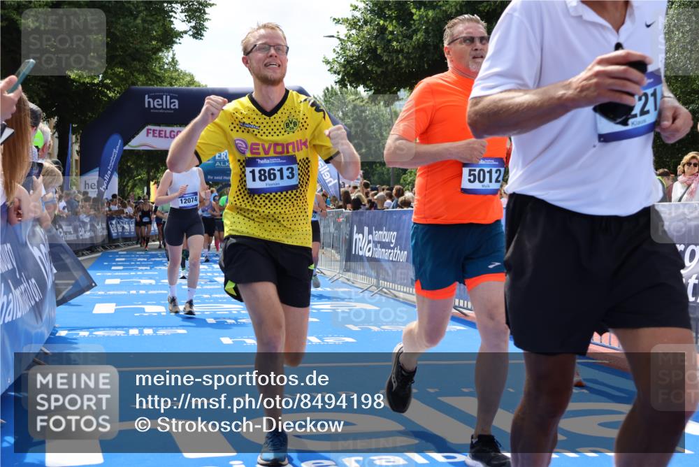 29.06.2025 - hella hamburg halbmarathon Strokosch-Dieckow http://msf.ph/oto/8494198 29.06.2025 11:31:55 Ziel 1821, 2080, 2569, 4221, 5012, 6626, 6642, 7344, 9122, 9592, 9995, 10341, 10432, 11827, 12074, 14479, 16200, 17013, 18613, 18931 meine-sportfotos.de