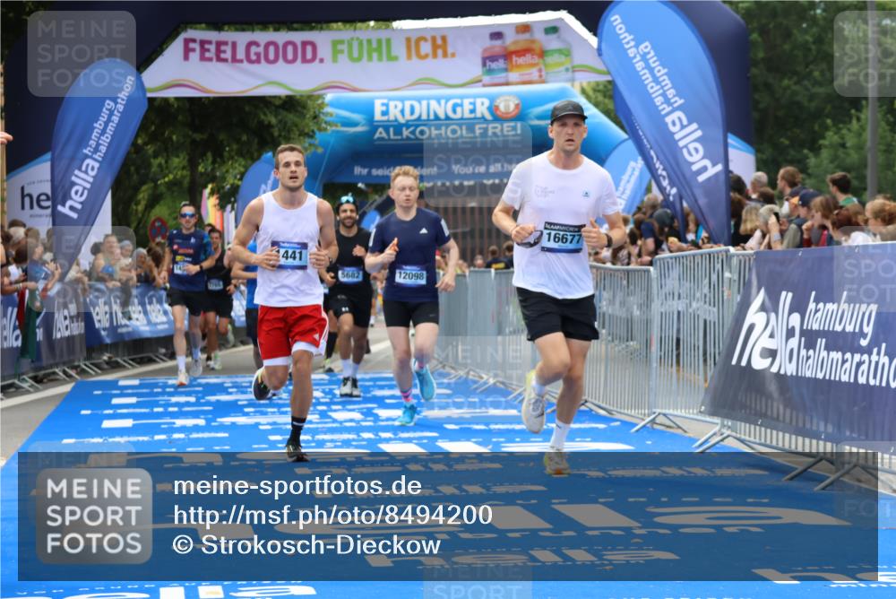 29.06.2025 - hella hamburg halbmarathon Strokosch-Dieckow http://msf.ph/oto/8494200 29.06.2025 10:42:06 Ziel 1441, 5682, 5690, 6593, 7765, 9365, 10216, 11417, 12098, 12292, 13196, 13709, 14899, 15846, 16626, 16677, 17363, 17864, 17926, 18772, 18802, 18920, 19046 meine-sportfotos.de