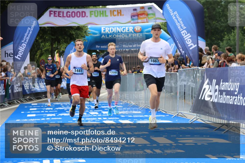 29.06.2025 - hella hamburg halbmarathon Strokosch-Dieckow http://msf.ph/oto/8494212 29.06.2025 10:42:06 Ziel 1441, 5682, 5690, 6593, 7765, 9365, 10216, 11417, 12098, 12292, 13196, 13709, 14899, 15846, 16626, 16677, 17363, 17864, 17926, 18772, 18802, 18920, 19046 meine-sportfotos.de