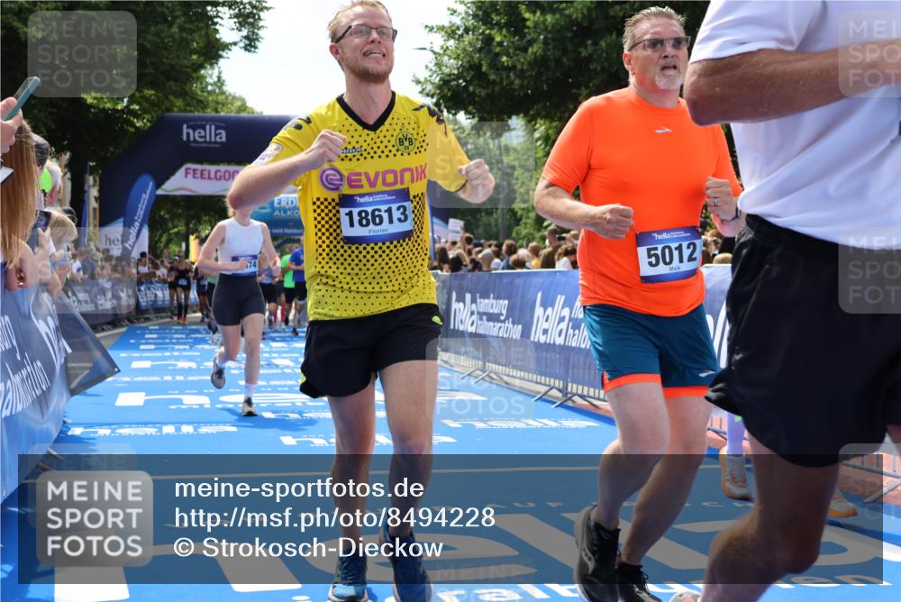 29.06.2025 - hella hamburg halbmarathon Strokosch-Dieckow http://msf.ph/oto/8494228 29.06.2025 11:31:56 Ziel 1821, 2080, 2569, 4221, 4680, 5012, 6626, 6642, 7275, 7344, 9122, 9592, 9995, 10341, 10432, 11827, 12074, 13937, 14479, 16200, 17013, 18613, 18931 meine-sportfotos.de