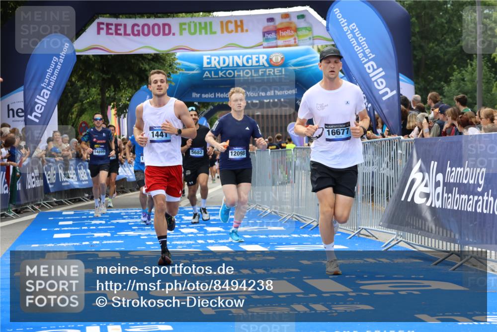 29.06.2025 - hella hamburg halbmarathon Strokosch-Dieckow http://msf.ph/oto/8494238 29.06.2025 10:42:06 Ziel 1441, 5682, 5690, 6593, 7765, 9365, 10216, 11417, 12098, 12292, 13196, 13709, 14899, 15846, 16626, 16677, 17363, 17864, 17926, 18772, 18802, 18920, 19046 meine-sportfotos.de