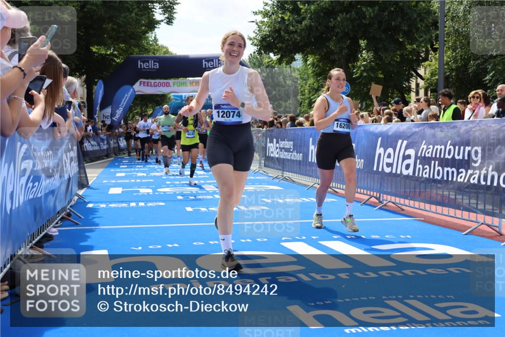 29.06.2025 - hella hamburg halbmarathon Strokosch-Dieckow http://msf.ph/oto/8494242 29.06.2025 11:31:57 Ziel 1821, 2080, 2569, 4221, 4680, 5012, 5075, 6626, 6642, 7275, 7344, 9122, 9592, 9995, 10341, 10432, 11662, 11827, 12074, 13937, 14479, 16200, 17013, 18613, 18931 meine-sportfotos.de