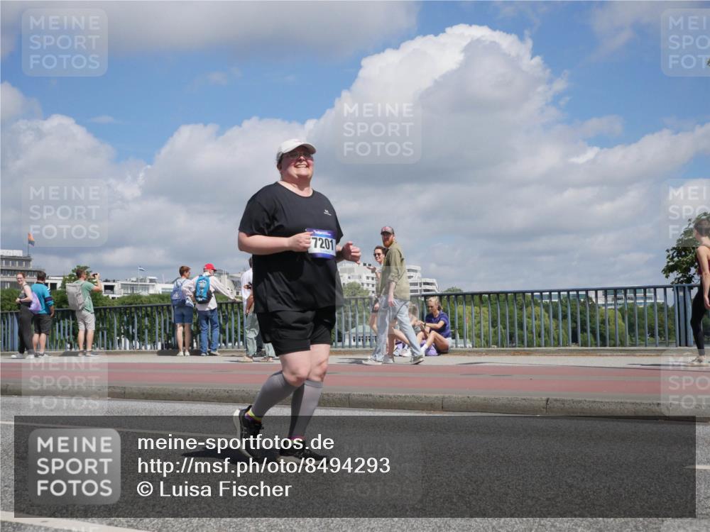29.06.2025 - hella hamburg halbmarathon Luisa Fischer http://msf.ph/oto/8494293 29.06.2025 11:37:03 Kennedybrücke 7201, 3773, 7201, 7227 meine-sportfotos.de