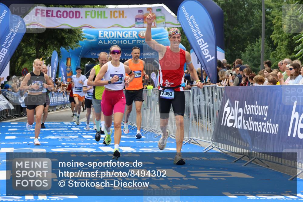 29.06.2025 - hella hamburg halbmarathon Strokosch-Dieckow http://msf.ph/oto/8494302 29.06.2025 10:41:57 Ziel 1169, 5690, 6593, 7092, 7363, 8694, 11417, 12292, 13196, 15521, 15846, 16507, 17864, 17926, 18920, 19046 meine-sportfotos.de