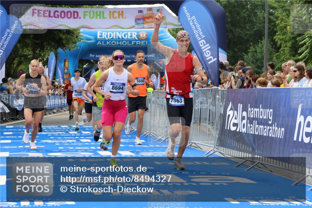 29.06.2025 - hella hamburg halbmarathon Strokosch-Dieckow http://msf.ph/oto/8494327 29.06.2025 10:41:57 Ziel 1169, 5690, 6593, 7092, 7363, 8694, 11417, 12292, 13196, 15521, 15846, 16507, 17864, 17926, 18920, 19046 meine-sportfotos.de
