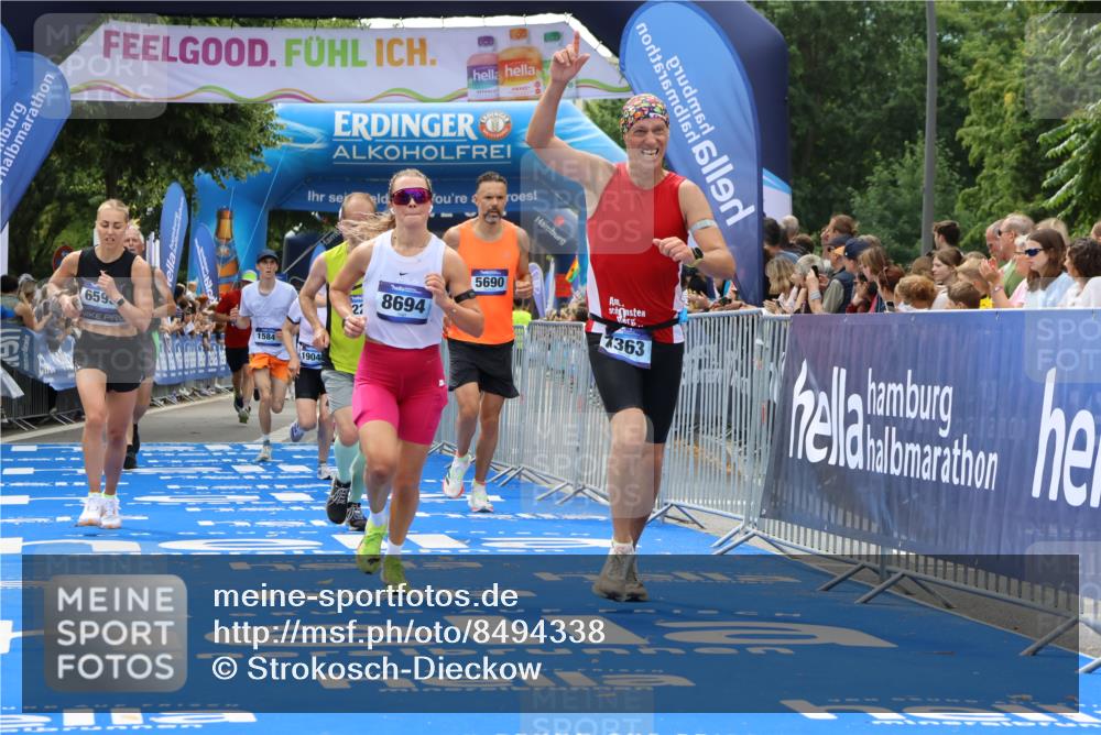29.06.2025 - hella hamburg halbmarathon Strokosch-Dieckow http://msf.ph/oto/8494338 29.06.2025 10:41:57 Ziel 1169, 5690, 6593, 7092, 7363, 8694, 11417, 12292, 13196, 15521, 15846, 16507, 17864, 17926, 18920, 19046 meine-sportfotos.de