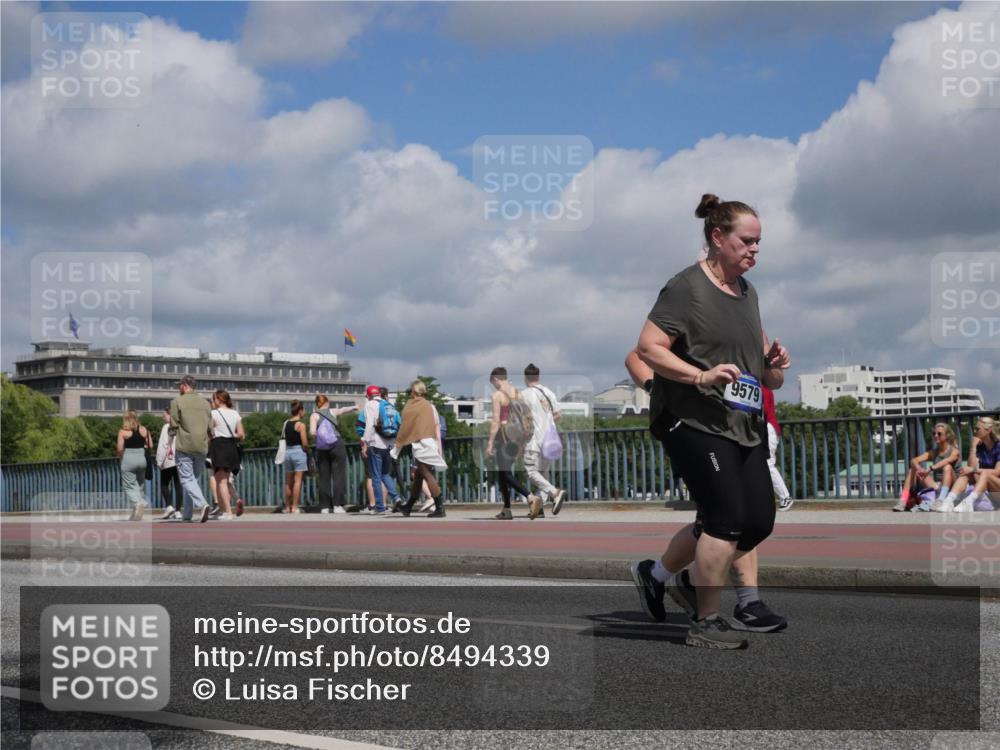 29.06.2025 - hella hamburg halbmarathon Luisa Fischer http://msf.ph/oto/8494339 29.06.2025 11:37:13 Kennedybrücke 9579, 2237, 2240, 2768, 3590, 9579 meine-sportfotos.de