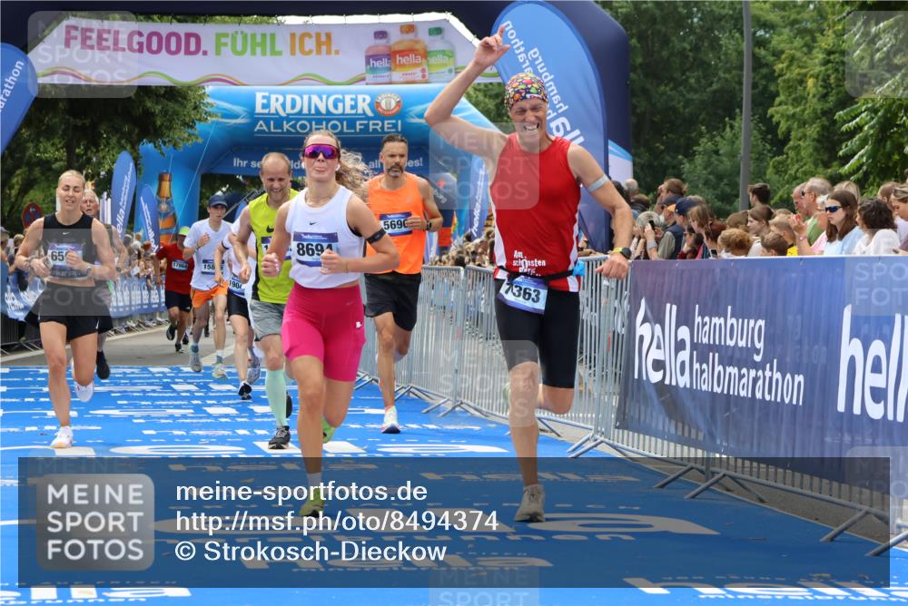 29.06.2025 - hella hamburg halbmarathon Strokosch-Dieckow http://msf.ph/oto/8494374 29.06.2025 10:41:58 Ziel 1169, 5690, 6593, 7363, 8694, 10216, 11417, 12292, 13196, 15521, 15846, 16507, 17864, 17926, 18920, 19046 meine-sportfotos.de