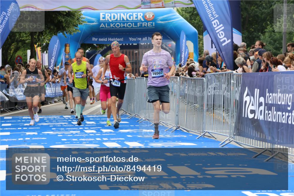 29.06.2025 - hella hamburg halbmarathon Strokosch-Dieckow http://msf.ph/oto/8494419 29.06.2025 10:41:55 Ziel 1169, 5690, 6593, 7092, 7363, 8694, 11417, 11765, 12292, 13196, 15521, 15846, 15935, 16507, 17864, 17926, 18920, 19046 meine-sportfotos.de