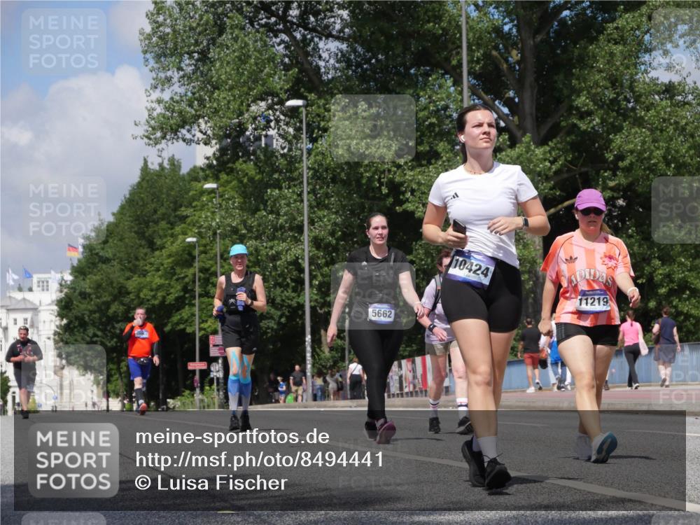 29.06.2025 - hella hamburg halbmarathon Luisa Fischer http://msf.ph/oto/8494441 29.06.2025 11:37:22 Kennedybrücke 5662, 10424, 11219, 3590, 5662, 6340, 7102, 7104, 10424 meine-sportfotos.de