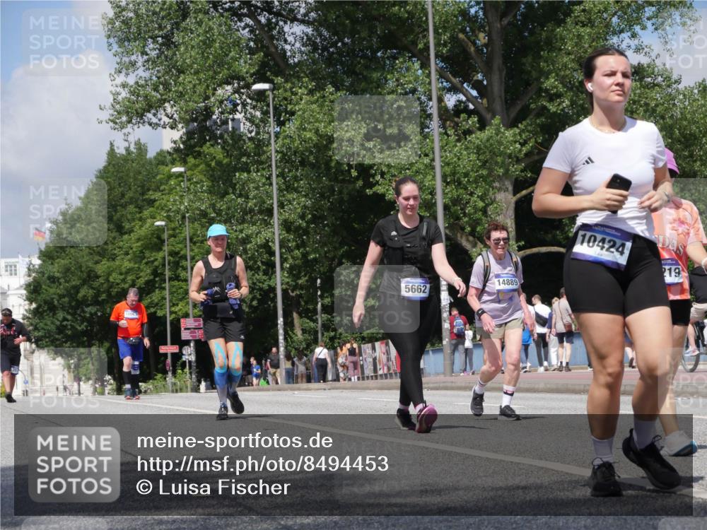 29.06.2025 - hella hamburg halbmarathon Luisa Fischer http://msf.ph/oto/8494453 29.06.2025 11:37:23 Kennedybrücke 10061, 5662, 14889, 10424, 219, 3590, 5662, 6340, 7102, 7104, 10424 meine-sportfotos.de