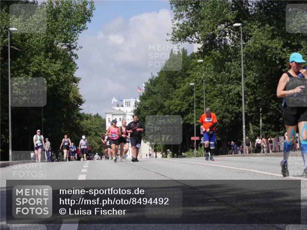 29.06.2025 - hella hamburg halbmarathon Luisa Fischer http://msf.ph/oto/8494492 29.06.2025 11:37:26 Kennedybrücke 13085, 124, 10061, 1567, 5662, 6340, 7102, 7104, 10424 meine-sportfotos.de