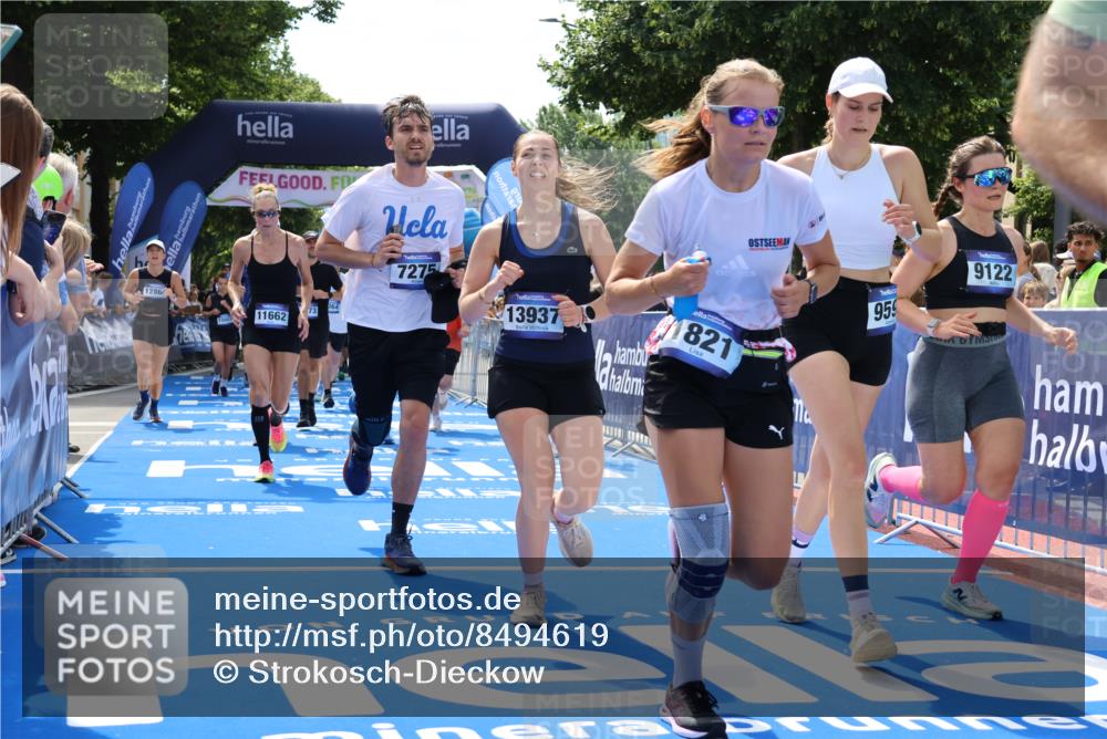 29.06.2025 - hella hamburg halbmarathon Strokosch-Dieckow http://msf.ph/oto/8494619 29.06.2025 11:32:03 Ziel 1821, 4221, 4433, 4680, 4953, 5075, 6312, 6315, 6364, 6642, 7275, 9122, 9592, 10432, 10674, 11237, 11662, 11827, 12074, 12190, 12851, 12864, 13485, 13937, 14273, 15071, 15603, 16200, 17013, 17953, 18433 meine-sportfotos.de