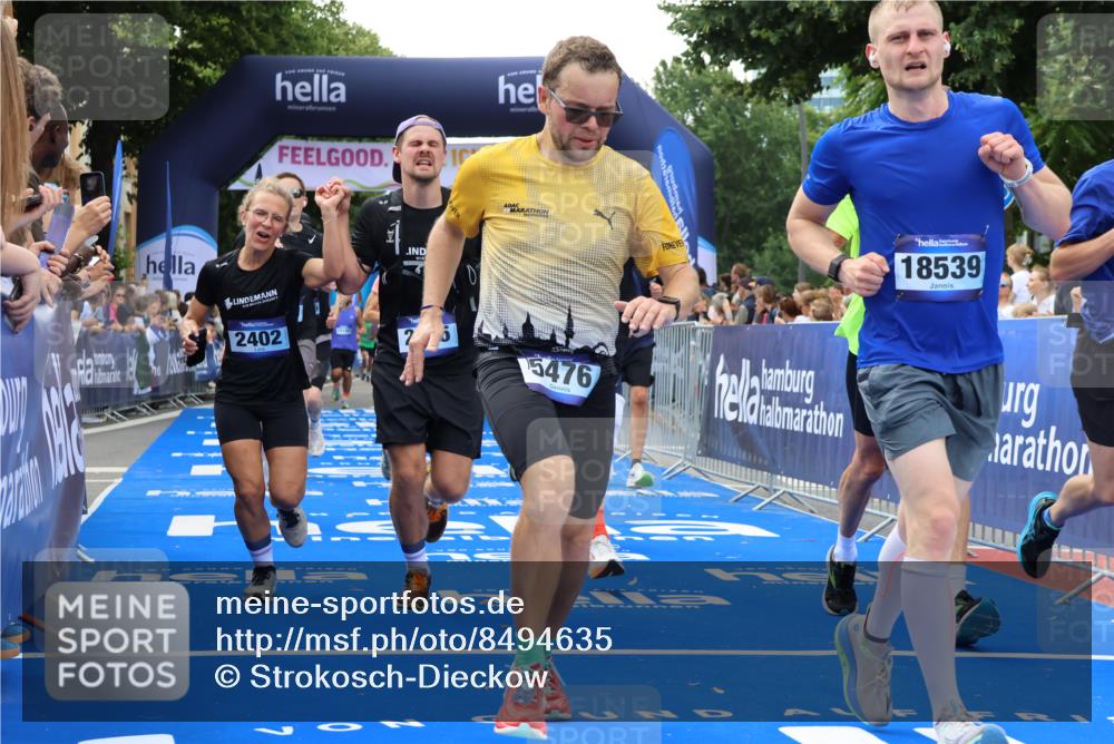 29.06.2025 - hella hamburg halbmarathon Strokosch-Dieckow http://msf.ph/oto/8494635 29.06.2025 10:44:35 Ziel 1468, 1782, 2365, 2402, 3305, 4991, 5476, 6490, 6495, 7322, 7710, 8928, 10669, 12554, 12711, 14351, 14464, 14798, 14816, 15185, 15233, 15862, 16224, 17097, 18107, 18437, 18464, 18539, 18560, 18765, 18868, 19206 meine-sportfotos.de