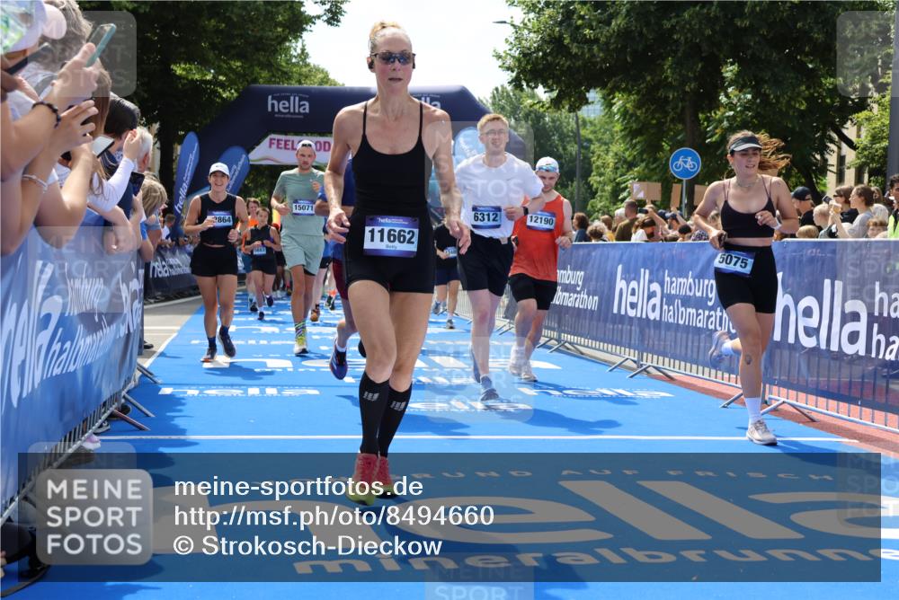 29.06.2025 - hella hamburg halbmarathon Strokosch-Dieckow http://msf.ph/oto/8494660 29.06.2025 11:32:04 Ziel 1821, 3397, 4433, 4680, 4953, 5075, 6312, 6315, 6364, 6642, 7275, 9122, 9592, 10674, 11237, 11662, 11827, 12074, 12190, 12851, 12864, 13485, 13937, 14273, 15071, 15603, 17013, 17953, 18433 meine-sportfotos.de