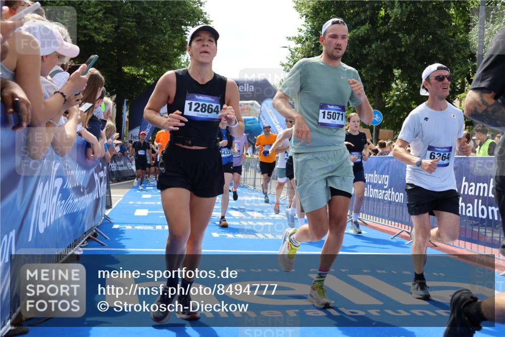 29.06.2025 - hella hamburg halbmarathon Strokosch-Dieckow http://msf.ph/oto/8494777 29.06.2025 11:32:07 Ziel 1821, 3345, 3396, 3397, 4433, 4680, 4953, 5075, 6057, 6312, 6315, 6364, 6642, 7275, 7497, 9122, 9592, 10470, 10674, 11237, 11662, 12190, 12423, 12424, 12813, 12851, 12864, 13485, 13937, 14273, 15071, 15603, 16898, 17013, 17291, 17953, 18433, 18823 meine-sportfotos.de