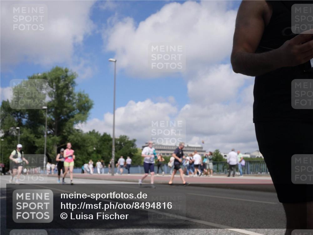 29.06.2025 - hella hamburg halbmarathon Luisa Fischer http://msf.ph/oto/8494816 29.06.2025 11:38:48 Kennedybrücke 3100, 7077, 7146, 8494 meine-sportfotos.de