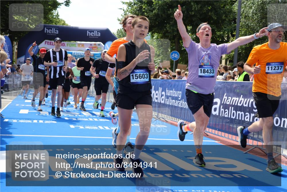 29.06.2025 - hella hamburg halbmarathon Strokosch-Dieckow http://msf.ph/oto/8494941 29.06.2025 11:32:10 Ziel 3345, 3396, 3397, 4433, 4680, 4953, 5075, 6057, 6312, 6315, 6364, 7275, 7468, 7497, 10470, 10674, 11237, 11662, 12190, 12423, 12424, 12813, 12851, 12864, 13485, 13937, 14273, 14559, 15071, 15603, 16898, 17104, 17291, 17404, 17953, 18433, 18823 meine-sportfotos.de