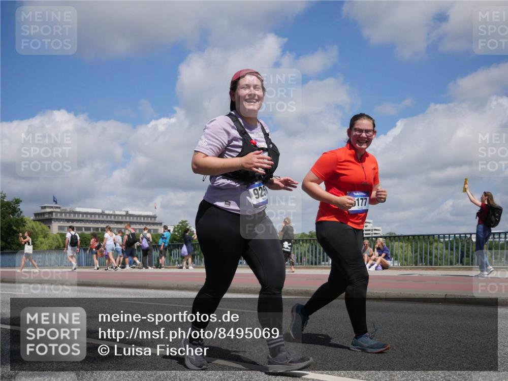 29.06.2025 - hella hamburg halbmarathon Luisa Fischer http://msf.ph/oto/8495069 29.06.2025 11:39:22 Kennedybrücke 925, 177, 1576, 9177, 9251 meine-sportfotos.de
