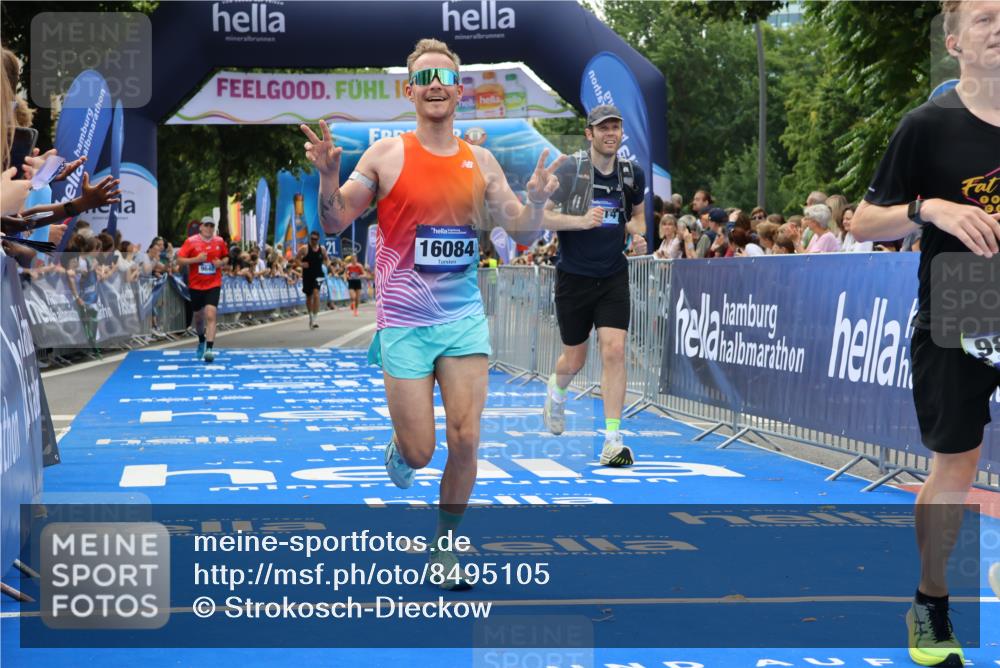 29.06.2025 - hella hamburg halbmarathon Strokosch-Dieckow http://msf.ph/oto/8495105 29.06.2025 10:41:35 Ziel 1512, 2579, 5987, 8358, 9640, 9885, 10894, 12588, 13457, 13714, 14275, 16084, 17159, 18442, 18491 meine-sportfotos.de