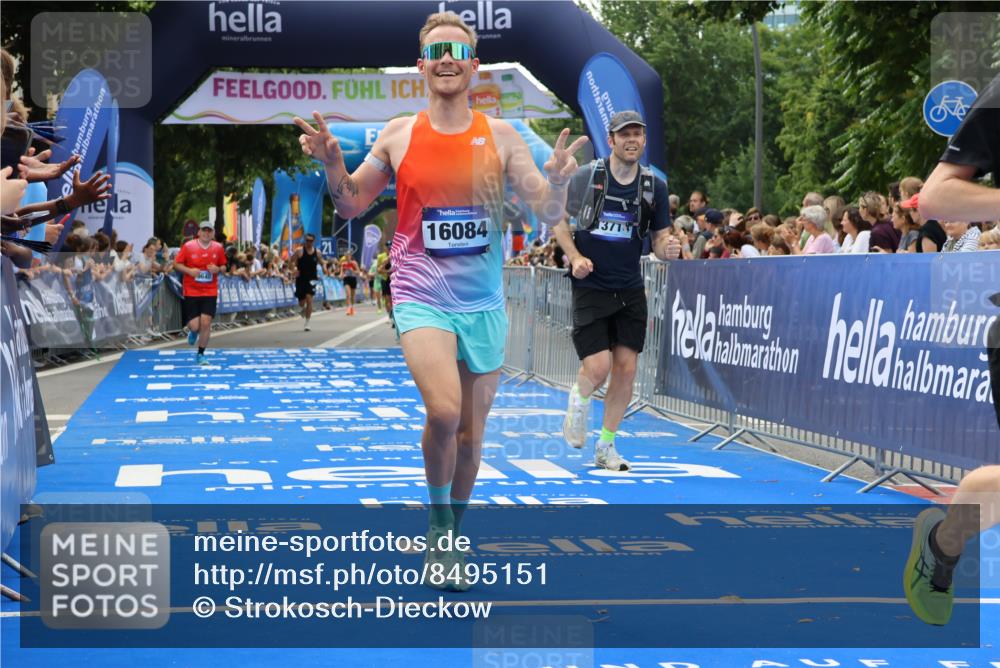 29.06.2025 - hella hamburg halbmarathon Strokosch-Dieckow http://msf.ph/oto/8495151 29.06.2025 10:41:35 Ziel 1512, 2579, 5987, 8358, 9640, 9885, 10894, 12588, 13457, 13714, 14275, 16084, 17159, 18442, 18491 meine-sportfotos.de