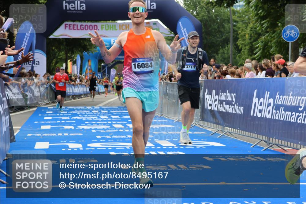 29.06.2025 - hella hamburg halbmarathon Strokosch-Dieckow http://msf.ph/oto/8495167 29.06.2025 10:41:35 Ziel 1512, 2579, 5987, 8358, 9640, 9885, 10894, 12588, 13457, 13714, 14275, 16084, 17159, 18442, 18491 meine-sportfotos.de