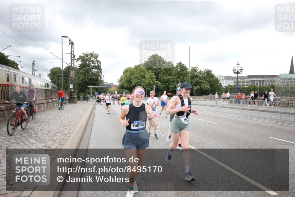 29.06.2025 - hella hamburg halbmarathon Jannik Wohlers http://msf.ph/oto/8495170 29.06.2025 10:55:12 Lombardsbrücke 1616, 1873, 1917, 3101, 3244, 5220, 5222, 5487, 5575, 7548, 7680, 8527, 8626, 8648, 9614, 9618, 9857, 9858, 9956, 10094, 10436, 10438, 10559, 10593, 10885, 12695, 12902, 13504, 14727, 15081, 15116, 15289, 16267, 16336, 16651, 16768, 16855, 16926, 17019, 17392, 17396, 18670, 18907, 18972 meine-sportfotos.de